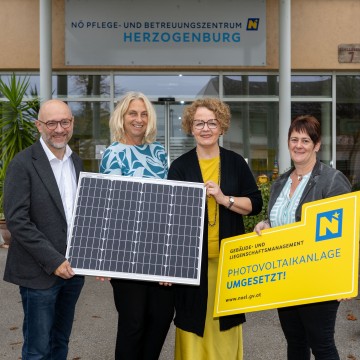 Im Bild von links nach rechts: Walter Freinberger (Kaufmännischer Direktor PBZ Herzogenburg), Angela Haas (Pflegedirektorin PBZ Herzogenburg), Landesrätin Christiane Teschl-Hofmeister und Ing. Kerstin Kienbeck (LAD3)