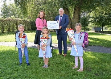 Freuen sich gemeinsam auf den bevorstehenden Schulstart: Landesrätin Christiane Teschl-Hofmeister und Bildungsdirektor Johann Heuras mit Taferlklasslern.