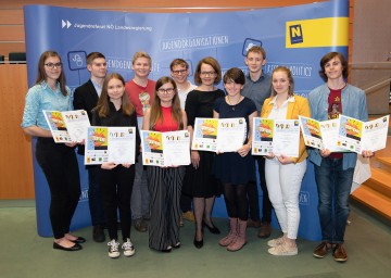 1. Reihe von links nach rechts: Hannah Steinkellner (PTS Blindenmarkt), Lisa Rottensteiner (NMS Frankenfels), Jugend-Landesrätin Christiane Teschl-Hofmeister, Anja Fleissner (LFS Unterleiten), Laura Tertsch (LBS Geras), Nico Dorigatti (BG Wr. Neustadt Babenbergerring); 2. Reihe von links nach rechts: Daniela Schnabel (NÖ Landjugend), Pascal Janiba (HAK Gänserndorf), Felix Werner-Tutschku, Jonas Kretschmer, Jakob Schwaiger (alle HLUW Yspertal)