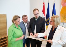 (v.l.) Landesrätin Susanne Rosenkranz, Franz Pichler (Vizebürgermeister Schrems), Thomas Kainz (Geschäftsführer im Naturpark Hochmoor Schrems) und Landeshauptfrau Johanna Mikl-Leitner.