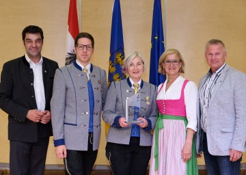 Ehrenpreis in Silber für das Blasorchester Gresten, überreicht von Landeshauptfrau Johanna Mikl-Leitner (zweite von rechts) und Landesobmann Berhard Thain (erster von links) im Haus der Musik in Grafenwörth, wo insgesamt 78 Kapellen des NÖ Blasmusikverbandes ausgezeichnet wurden.