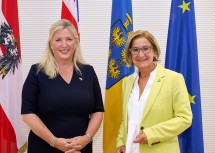 Lindsay Skoll, Botschafterin des Vereinigten Königreichs in Österreich, und Landeshauptfrau Johanna Mikl-Leitner.