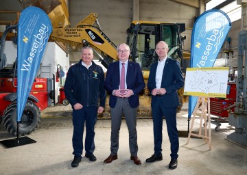 Im Bild von links nach rechts: Landesfeuerwehrkommandant Dietmar Fahrafellner, LH-Stellvertreter Stephan Pernkopf und Martin Angelmaier, Leiter der Gruppe Wasser beim Amt der NÖ Landesregierung.  