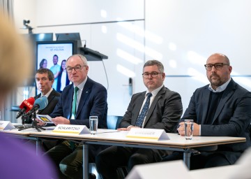 Bei der Pressekonferenz zum Ausbau des NÖ Forschungsnetzwerk Allergieforschung im UK St. Pölten (v.l.n.r.): Leiter des Danube Allergy Research Cluster (DARC) Rudolf Valenta, LH-Stellvertreter Stephan Pernkopf, Landesrat Ludwig Schleritzko und Thomas Eiwegger, Leiter der Klinischen Abteilung für Kinder- und Jugendheilkunde und Leiter der wissenschaftlichen Arbeitsgruppe Klinische Immunologie.