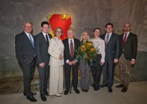 (v.l.n.r.) Hermann Dikowitsch, Leiter Abteilung Kunst und Kultur Land NÖ, Kurator Nikolaus Kratzer, Landeshauptfrau Johanna Mikl-Leitner, Helmut Zambo mit Gattin Verena, Geschäftsführerin Julia Flunger-Schulz, Bürgermeister Stefan Szirucsek und Armin Lausegger, Leiter NÖ Landessammlungen.