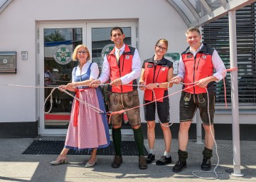 Offizielle Eröffnung der neuen Landeszentrale der Bergrettung durch symbolisches Öffnen eines Seilknotens vor dem Gebäude durch Landeshauptfrau Johanna Mikl-Leitner, Landesleiter Matthias Cernusca, Landesleiter-Stellvertreterin Simone Radl und Landesleiter-Stellvertreter Karl Weber (von links nach rechts).