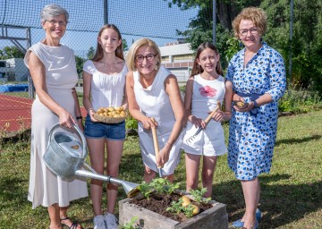Landeshauptfrau Johanna Mikl-Leitner (Mitte), Landesrätin Christiane Teschl-Hofmeister (re.) und Direktorin Martina Meysel (li.) mit zwei der „jungen Gärtnerinnen“ des BRG/BORG.