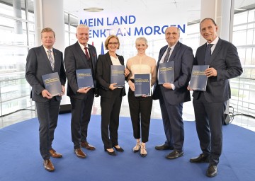 Von links nach rechts: Landesrat Gottfried Waldhäusl, LH-Stellvertreter Franz Schnabl und Landeshauptfrau Johanna Mikl-Leitner mit den Streamleitern Steffi Burkhart, Christoph Badelt und Peter Filzmaier (v. l. n. r.).