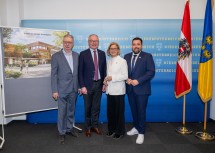 Projektentwickler Eduard Halmschlager, LH-Stellvertreter Stephan Pernkopf, Landeshauptfrau Johanna Mikl-Leitner und Bürgermeister Johannes Gumprecht (v.l.n.r.)