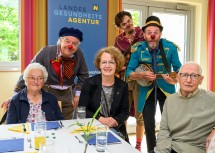 Landesrätin Christiane Teschl-Hofmeister mit Bewohnerinnen und Bewohner des PBZ St. Pölten und Rote Nasen Clowns  