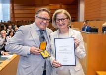 Landeshauptfrau Johanna Mikl-Leitner und Raimund Boltz, langjähriger Fotograf und Bildstellenleiter der Landesamtsdirektion/Öffentlichkeitsarbeit, Gemeinderat a.D., Ehrenobmann des Vereins „Freundeskreis Säckingen-Purkersdorf“, mit seiner „Goldenen Medaille des Ehrenzeichens für Verdienste um das Bundesland Niederösterreich“.