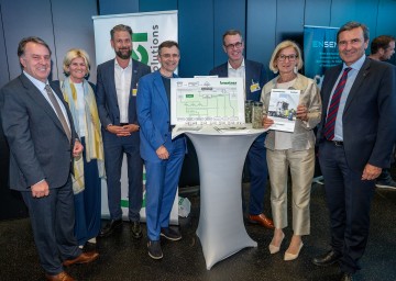 (v.l.n.r.) WKNÖ-Präsident Wolfgang Ecker, Direktor-Stv. WKNÖ Alexandra Höfer,  von der Firma Brantner green solutions GF Österreich Reinhard Grießler, GF Josef Scheidl und der Leiter Forschung und Entwicklung Christoph Schipfer, Landeshauptfrau Johanna Mikl-Leitner und Reinhard Karl (Raiffeisenvorstand NÖ-Wien).