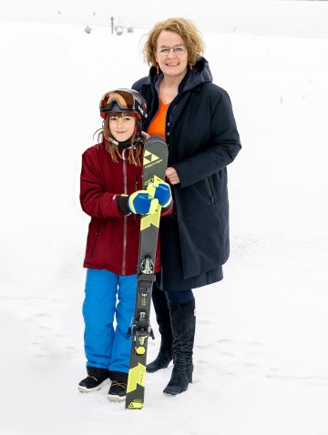 Familien-Landesrätin Christiane Teschl-Hofmeister mit Magdalena.