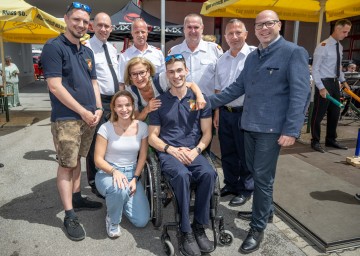 Beim Feuerwehrfest in Deutsch-Wagram gratulierte Landeshauptfrau Johanna Mikl-Leitner Para-Schwimmer Andreas Ernhofer zu seinen sportlichen Erfolgen.