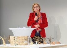 Landeshauptfrau Johann Mikl-Leitner mit dem Entwurf des KinderKunstLabors für den St. Pöltner Altoona-Park im Zuge von „St. Pölten 2024“.