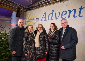 Von links nach rechts: Dompfarrer Toni Faber, Moderatorin Silvia Schneider, Landeshauptfrau Johanna Mikl-Leitner, Elisabeth Harreither von „So schmeckt Niederösterreich“ und LH-Stellvertreter Stephan Pernkopf.