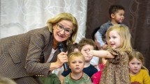 Viel Spaß hatten Landeshauptfrau Johanna Mikl-Leitner und die Kinder bei der Eröffnung des Kindergarten-Zubaus in Irnfritz-Messern