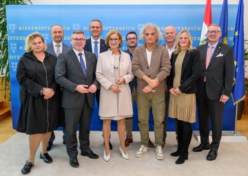 (v.l.n.r.) Elisabeth Bräutigam und Konrad Kogler, Vorstände LGA, Landesrat Ludwig Schleritzko, Alfred Zens, Vorstand LGA, Landeshauptfrau Johanna Mikl-Leitner, Betriebsratsvorsitzendem Gottfried Feiertag, Wolfgang Walentich, Vizepräsident NÖ Ärztinnen- und Ärztekammer, GÖD-Vorsitzender NÖ Karl Streicher, Elisabeth Seidl, Amt der NÖ Landesregierung und Harald Schlögel, Präsident NÖ Ärztinnen- und Ärztekammer.