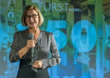 Landeshauptfrau Johanna Mikl-Leitner bei ihrer Rede zu „150 Jahre Tischlerei Fürst“.