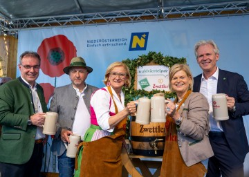 Waldviertelpur am Wiener Heldenplatz von 19.-21. Juni: Waldviertel-Tourismus Geschäftsführer Tom Bauer, Waldviertel-Tourismus Aufsichtsratsvorsitzender Fritz Weber, Landeshauptfrau Johanna Mikl-Leitner, Bundesministerin Klaudia Tanner und Karl Schwarz von der Traditionsbrauerei Zwettl (v.l.n.r.)