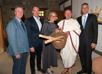 Neu gestaltetes Stadtviertel der Römerstadt Carnuntum eröffnet. Im Bild von links nach rechts: Landtagsabgeordneter Gerhard Schödinger, Geschäftsführer Markus Wachter, Landeshauptfrau Johanna Mikl-Leitner, Römer Michael Gann und Eduard Pollhammer (interimistischer wissenschaftlicher Leiter Carnuntum)
