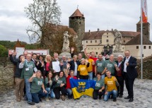 Die Reinsberger Preisträger vor dem Schloss Schlaining mit Landeshauptfrau Johanna Mikl-Leitner, Landeshauptmann Hans Peter Doskozil und Geschäftsführerin Theres Friewald-Hofbauer.