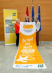 Präsentierten die Flagge zur Kampagne „16 Tage gegen Gewalt an Frauen“, die am 25. November im Landhaus gemeinsam mit Landeshauptfrau Johanna Mikl-Leitner gehisst wird: die Landesrätinnen Eva Prischl und Christiane Teschl-Hofmeister und Anna Sonnleitner, die stellvertretende Leiterin des Gewaltschutzzentrums NÖ (v.l.n.r.)
