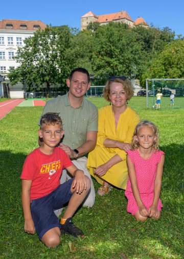 Jürgen Rummel, Bürgermeister der Stadtgemeinde Neulengbach, und Familien-Landesrätin Christiane Teschl-Hofmeister mit Theodor und Lisa Güntner.