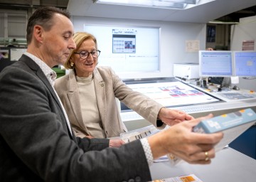 Beim Betriebsbesuch bei der Druckerei Janetschek in Heidenreichstein: Landeshauptfrau Johanna Mikl-Leitner mit Geschäftsführer Erich Steindl.