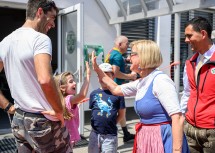 Landeshauptfrau Johanna Mikl-Leitner freute sich besonders über den „Bergrettungs-Nachwuchs“ bei der Eröffnung.