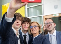Landeshauptfrau Johanna Mikl-Leitner sprach mit Schülerinnen und Schülern des BG/BRG Neunkirchen über deren Erfahrungen zur handyfreien Zeit.