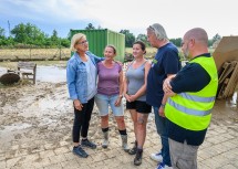 In der Einrichtung der Hollabrunner Einrichtung zur Behindertenhilfe Sonnendach entstanden schwere Schäden. Im Bild Landeshauptfrau Johanna Mikl-Leitner mit Sonja Dürnsteiner und Regina Staffl von „Sonnendach“ sowie Bürgermeister Alfred Babinsky und Bezirkshauptmann Karl-Josef Weiss.