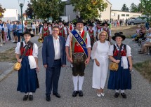 Landeshauptfrau Johanna Mikl-Leitner und Bürgermeister Michael Oberschil beim Gruppenfoto mit Mitgliedern der Bundesmusikkapelle Niederau.