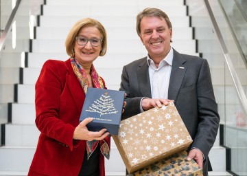 Landeshauptfrau Johanna Mikl-Leitner und WKNÖ-Präsident Wolfgang Ecker rufen zum regionalen Weihnachtseinkauf auf.