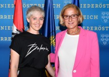 Landeshauptfrau Johanna Mikl-Leitner mit Keynote-Speakerin Steffi Burkhart.
