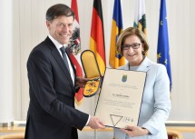 Die Verleihung des Ehrenzeichens wurde durch Landeshauptfrau Mag. Johanna Mikl-Leitner vorgenommen.