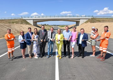 Eröffneten den ersten Teil der Umfahrung Großglobnitz-Kleinpoppen: Straßenbaudirektor Josef Decker (5. v.l.), 2. Landtagspräsident Gottfried Waldhäusl, Landeshauptfrau Johanna Mikl-Leitner, Bürgermeister Josef Baireder mit Vertretern aus der Region. 