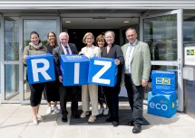 Landeshauptfrau Johanna Mikl-Leitner (Mitte), ecoplus Geschäftsführer Helmut Miernicki (3.v.l.), RIZ UP-Geschäftsführerin Petra Patzelt (2.v.r.) und Landtagsabgeordneter Richard Hogl (rechts) mit Mitarbeiterinnen vor dem Gründerzentrum.