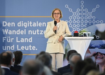 Landeshauptfrau Johanna Mikl-Leitner eröffnet das Forum Digitalisierung und gibt somit den Startschuss für den "digi-contest 2.0"