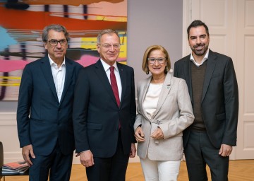 Beim Industrie-Summit in Linz: (v.l.) Der Präsident der Industriellenvereinigung Oberösterreich, Stefan Pierer, Oberösterreichs Landeshauptmann Thomas Stelzer, Landeshauptfrau Johanna Mikl-Leitner und der Präsident der Industriellenvereinigung NÖ, Kari Ochsner.