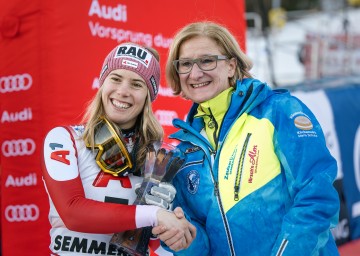 Landeshauptfrau Johanna Mikl-Leitner gratuliert Katharina Liensberger zum 3. Platz beim Weltcupslalom am Semmering.