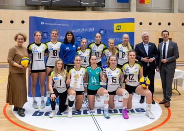 Landesrätin Christiane Teschl-Hofmeister (l.) , Landesrat Martin Antauer (2.v.r.) und Bildungsdirektor Karl Fritthum (r.) mit dem siegreichen Team des BORGL/BHASL St.Pölten