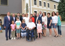 Eröffnung der umgebauten Volksschule in Gerersdorf mit Landeshauptfrau Johanna Mikl-Leitner und zahlreichen Gästen und Kindern
