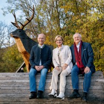 (v.l.n.r.:) Dompfarrer Faber, Landeshauptfrau Johanna Mikl-Leitner und Umweltdachverband-Ehrenpräsident Gerhard Heilingbrunner beim Treffen am Wiener Himmel, im Hintergrund der hölzerne Auhirsch.