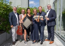 (v.l.n.r.) Martin Grüneis (stv. Leiter Abteilung Kunst und Kultur, Land NÖ), das Kuratorenteam Stephan Sperlich und Tini Trampler, Landeshauptfrau Johanna Mikl-Leitner, Michael Duscher (Geschäftsführer NÖ Werbung) und Reinhard Zöchmann (Präsident Weinbauverband NÖ).
