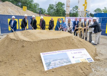 Im Bild von links nach rechts: Thomas Gogg, Stefan Lipp, Hermann Harg Junior, Hermann Harg Senior, Archtiket Andreas Harich, Sozial-Landesrätin Christiane Teschl-Hofmeister, Bürgermeisterin Andrea Kö, Landtagsabgeordnete Marlene Zeidler-Beck, Manfred Kainz, Anton Fröhlich, Bischofsvikar Richard Kager, Pfarrer Andreas Fasching und Vizebürgermeister Anton Platt