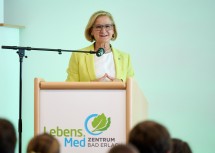 Landeshauptfrau Johanna Mikl-Leitner bei ihrer Festrede im Lebens.Med Zentrum Bad Erlach.