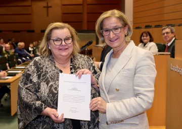 Dank und Anerkennung: Landeshauptfrau Johanna Mikl-Leitner verabschiedete u. a. Sanitätsdirektorin Irmgard Lechner in den Ruhestand.