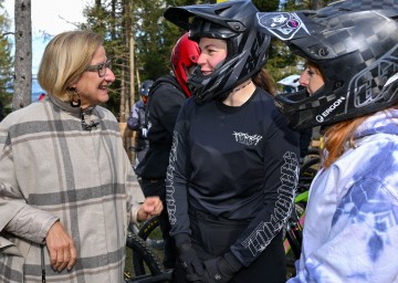 Landeshauptfrau Johanna Mikl-Leitner bei der Eröffnung der neuen Wexl-Trails in der Wexl Arena St. Corona.