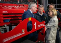Im Gespräch im neuen Containerterminal 3 (v.l.) LH-Stellvertreter Stephan Pernkopf, Landesfeuerwehrkommandant Dietmar Fahrafellner, Landeshauptfrau Johanna Mikl-Leitner und der stv. Landesfeuerwehrkommandant Martin Boyer.